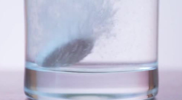 Les pastilles effervescentes permettent de nettoyer efficacement vos gouttières Invisalign